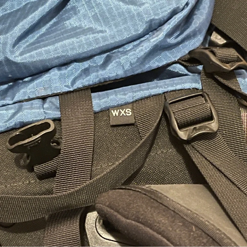 Gregory Deva 60 WXS Hiking Backpack Blue and Black